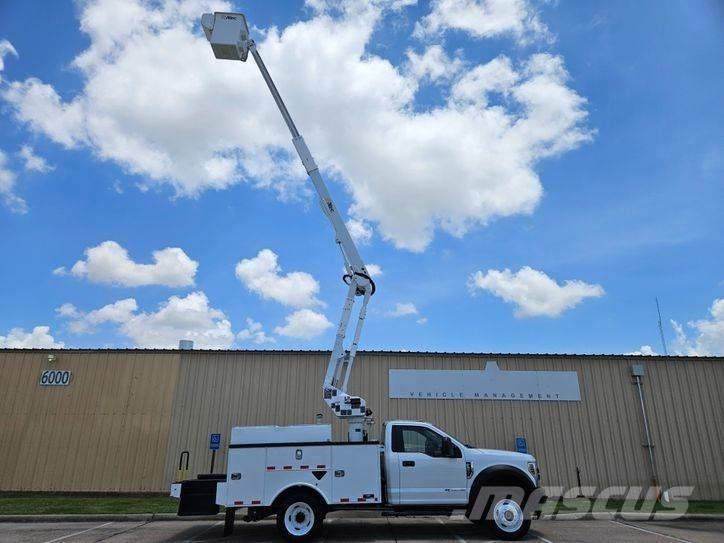 Ford F-550 卡車裝載高空作業車