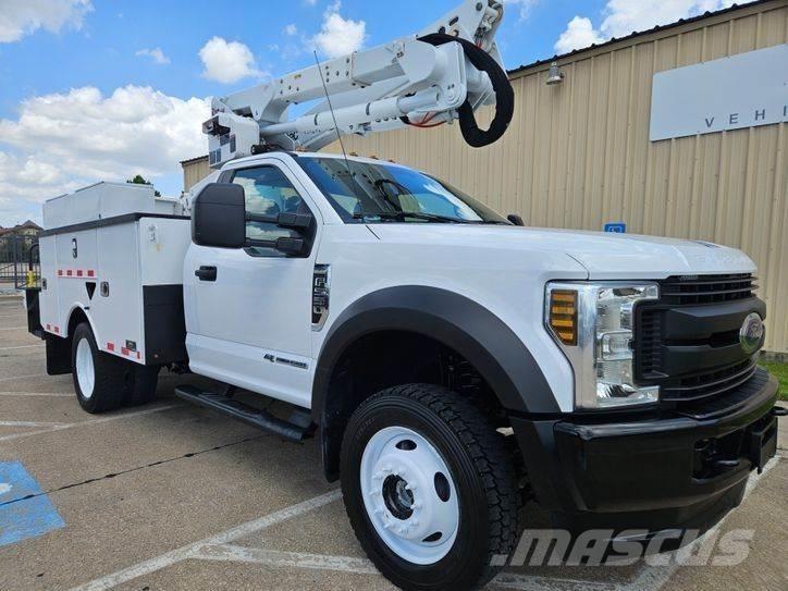 Ford F-550 卡車裝載高空作業車