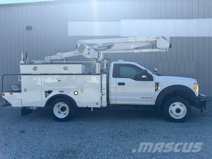 Ford F-550 卡車裝載高空作業車