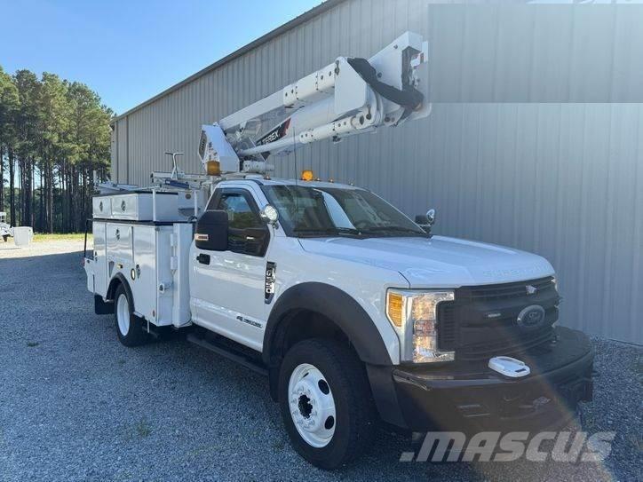 Ford F-550 卡車裝載高空作業車