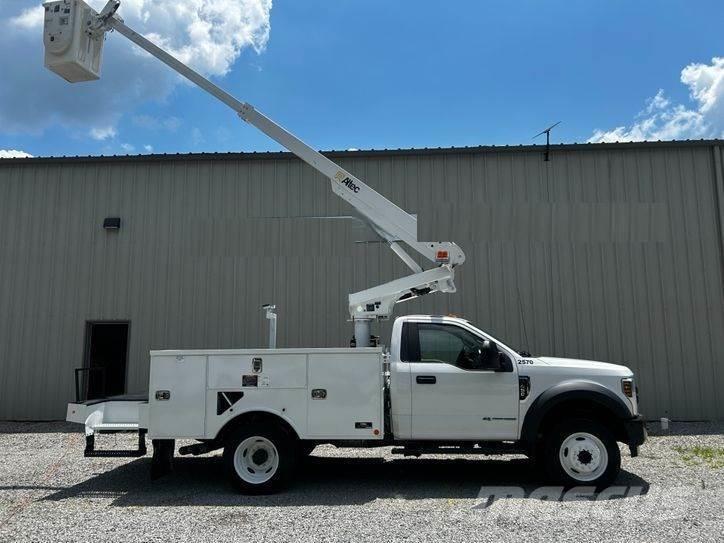 Ford F-550 卡車裝載高空作業車