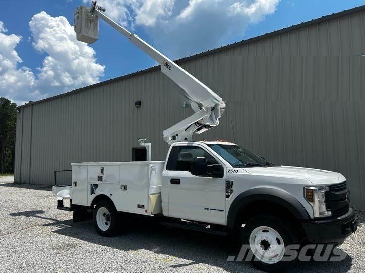 Ford F-550 卡車裝載高空作業車