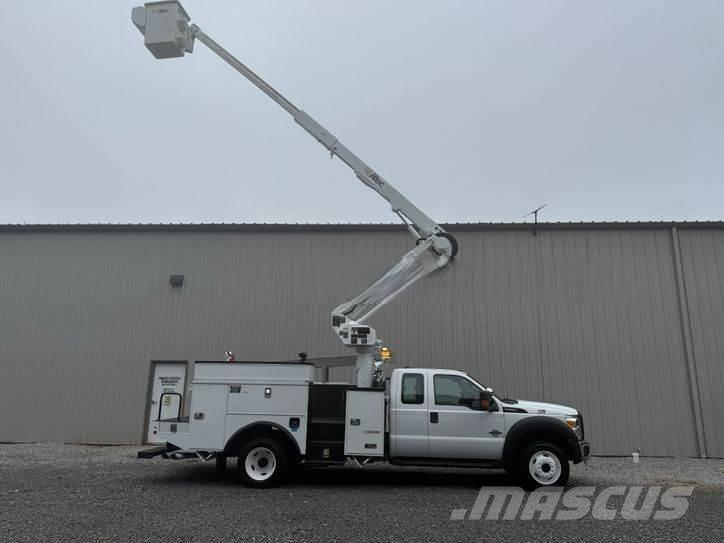 Ford F-550 卡車裝載高空作業車