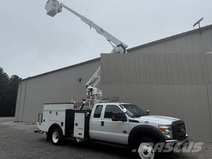 Ford F-550 卡車裝載高空作業車