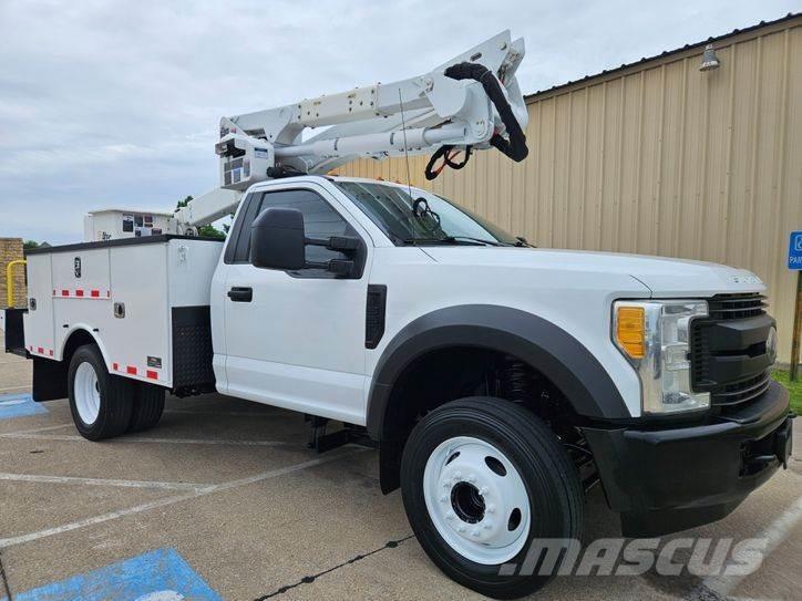 Ford F-550 卡車裝載高空作業車