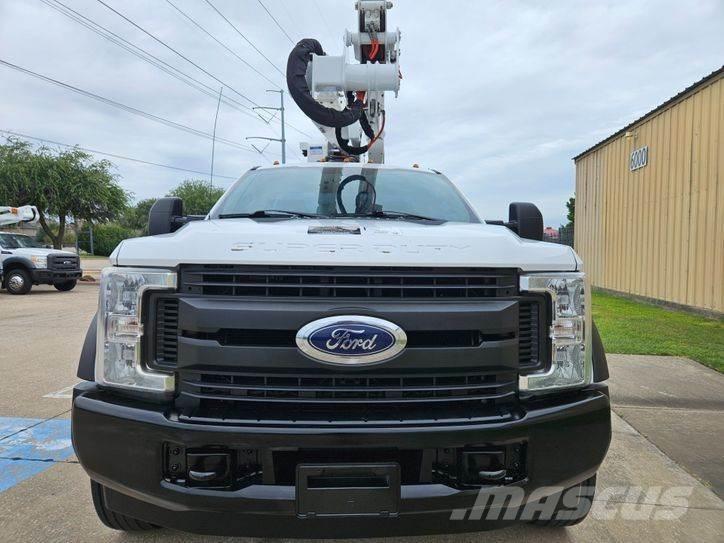 Ford F-550 卡車裝載高空作業車
