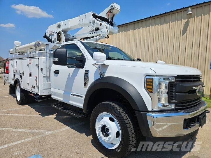 Ford F-550 卡車裝載高空作業車