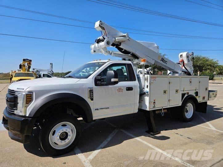 Ford F-550 卡車裝載高空作業車