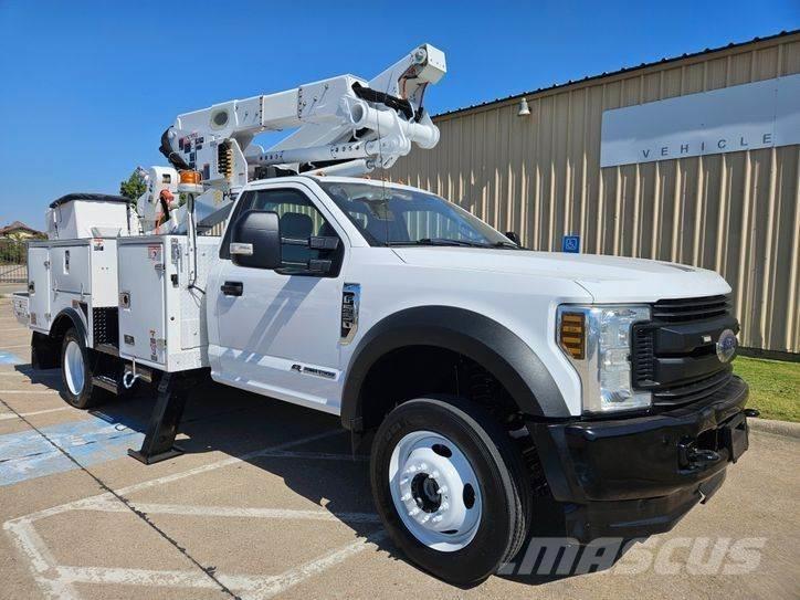 Ford F-550 卡車裝載高空作業車