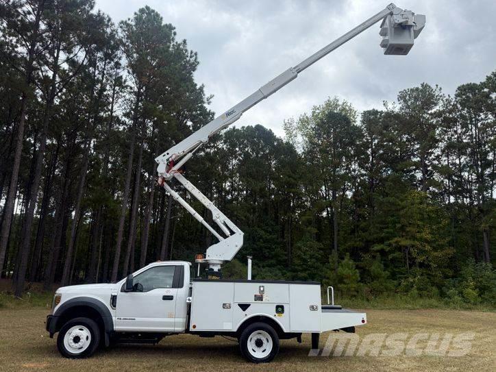 Ford F-550 卡車裝載高空作業車