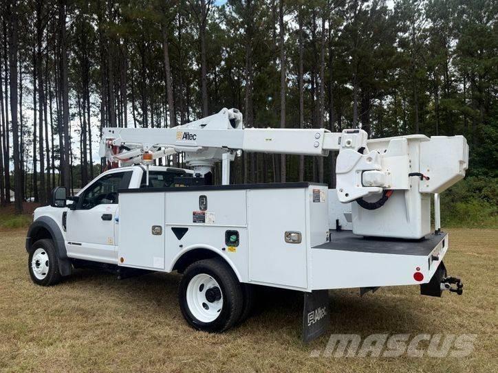 Ford F-550 卡車裝載高空作業車
