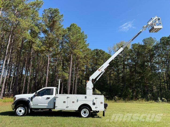 Ford F-550 卡車裝載高空作業車
