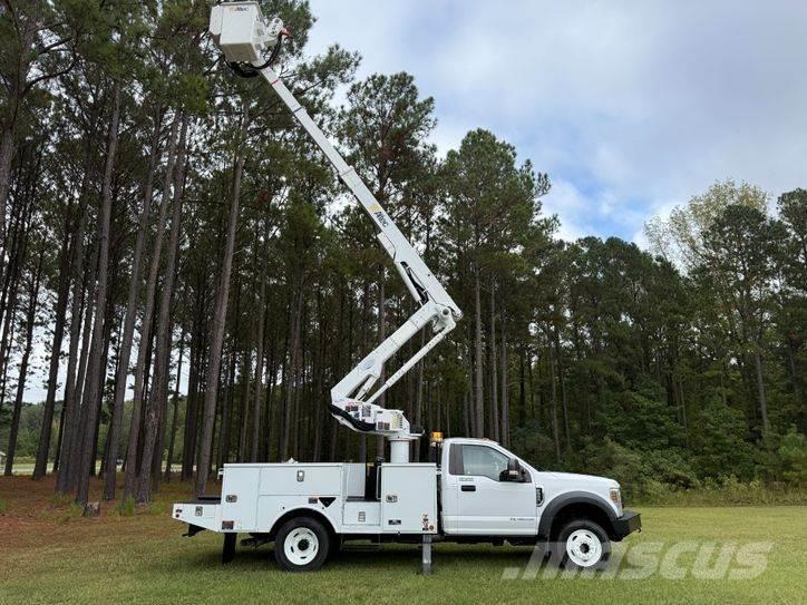 Ford F-550 卡車裝載高空作業車
