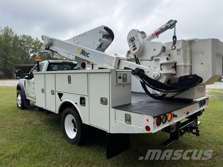 Ford F-550 卡車裝載高空作業車