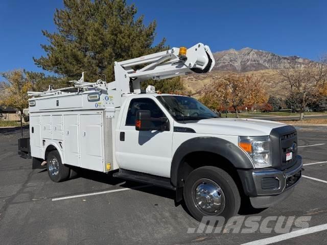 Ford F-550 卡車裝載高空作業車