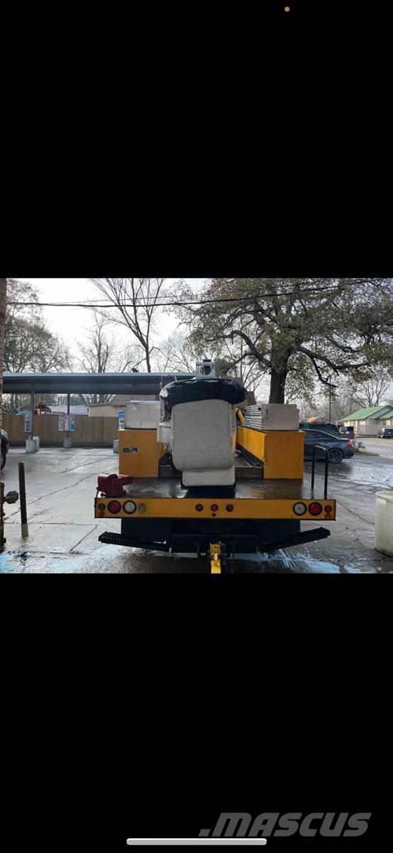 Ford F-550 卡車裝載高空作業車