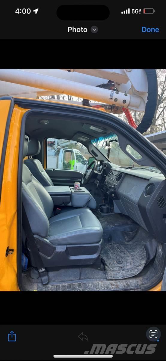 Ford F-550 卡車裝載高空作業車