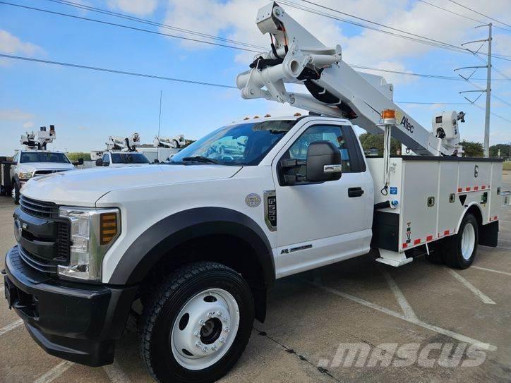 Ford F-550 卡車裝載高空作業車
