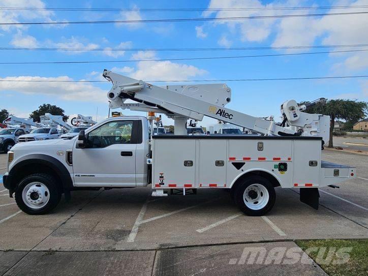 Ford F-550 卡車裝載高空作業車