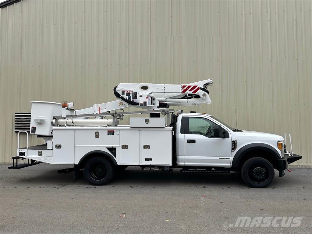 Ford F-550 卡車裝載高空作業車