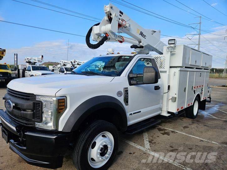 Ford F-550 卡車裝載高空作業車