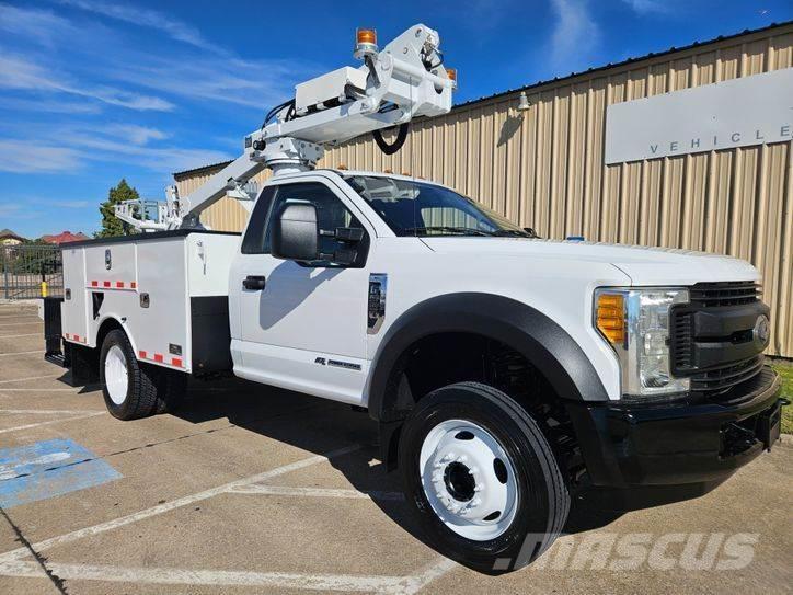 Ford F-550 卡車裝載高空作業車