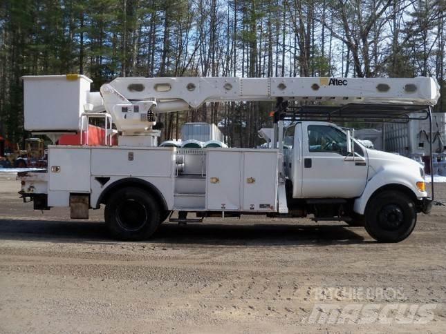 Ford F-750 卡車裝載高空作業車