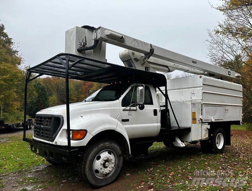 Ford F-750 卡車裝載高空作業車