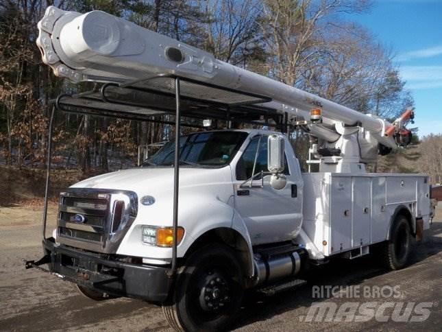 Ford F-750 卡車裝載高空作業車