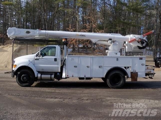 Ford F-750 卡車裝載高空作業車