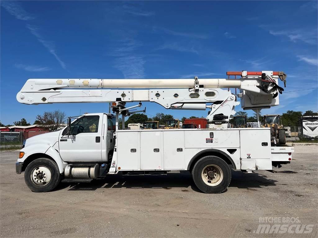 Ford F-750 卡車裝載高空作業車