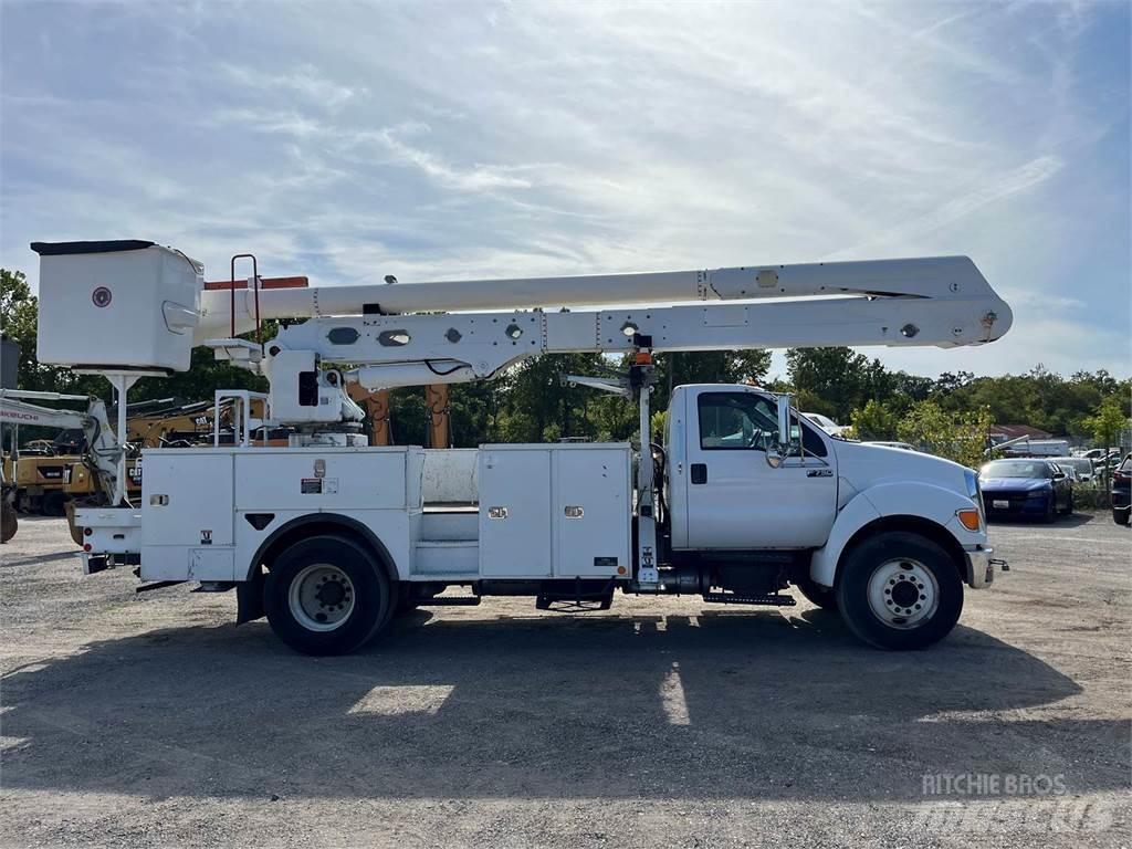 Ford F-750 卡車裝載高空作業車
