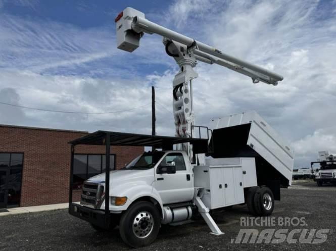 Ford F-750 卡車裝載高空作業車