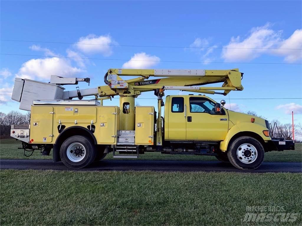 Ford F-750 卡車裝載高空作業車