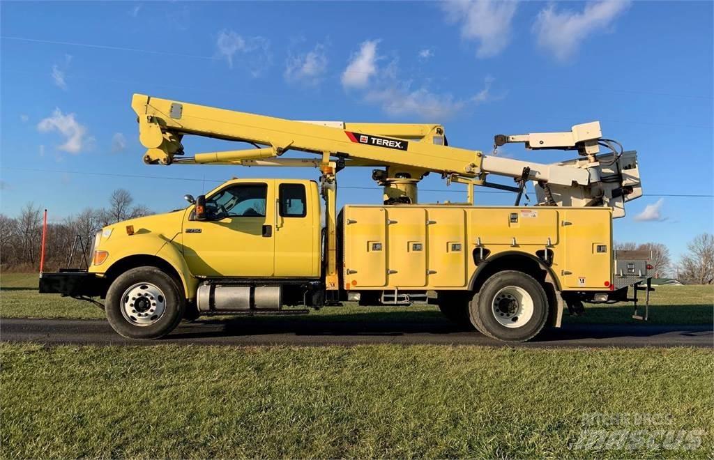 Ford F-750 卡車裝載高空作業車