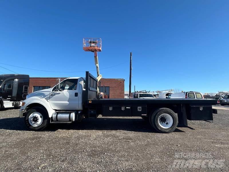 Ford F-750 平板式/側卸式卡車