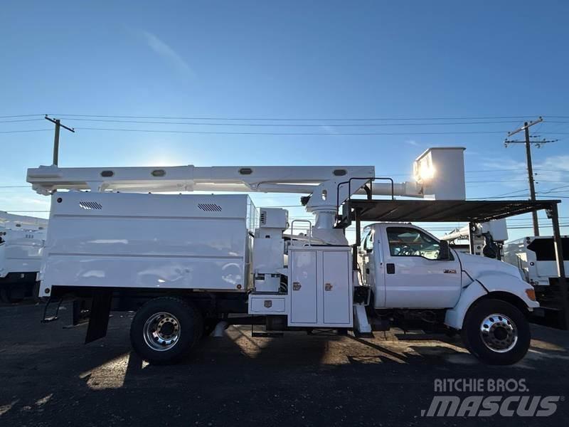Ford F-750 卡車裝載高空作業車