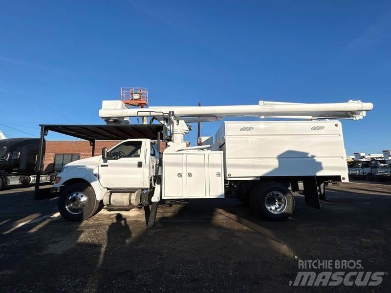 Ford F-750 卡車裝載高空作業車