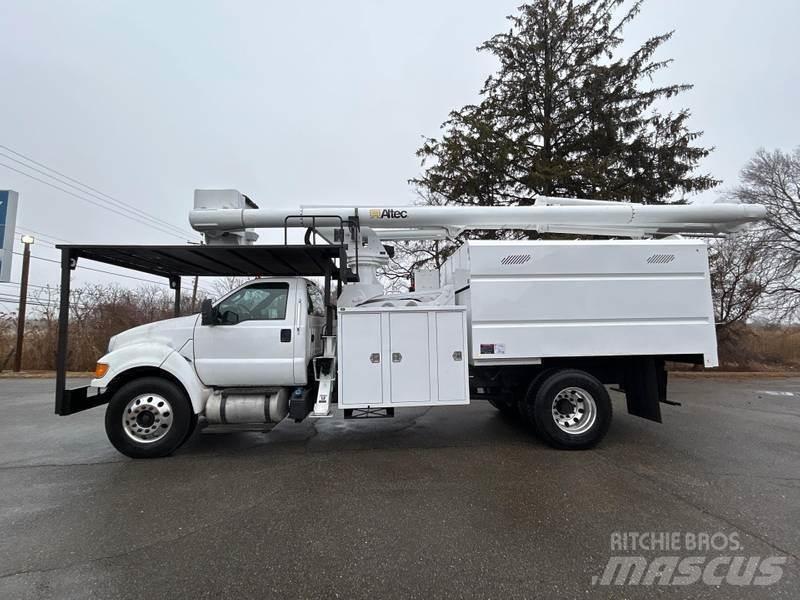 Ford F-750 卡車裝載高空作業車