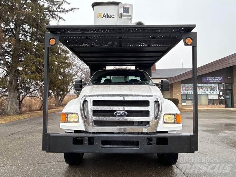 Ford F-750 卡車裝載高空作業車