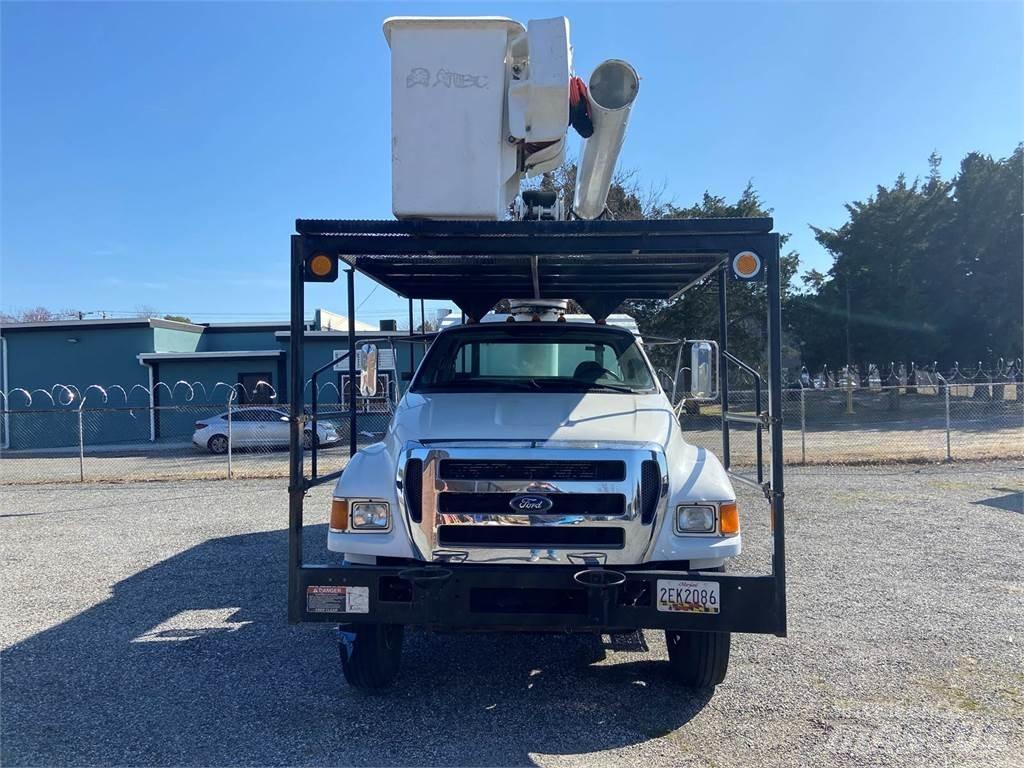 Ford F-750 卡車裝載高空作業車