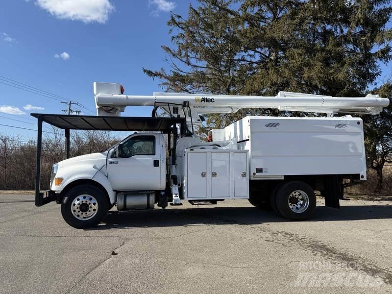 Ford F-750 卡車裝載高空作業車