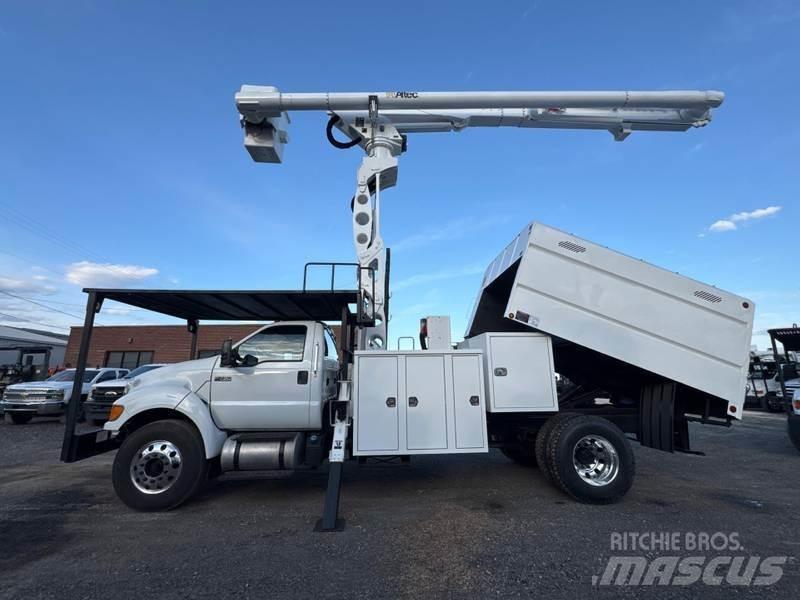 Ford F-750 卡車裝載高空作業車