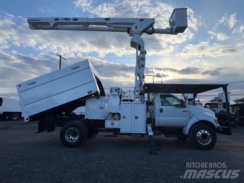 Ford F-750 卡車裝載高空作業車