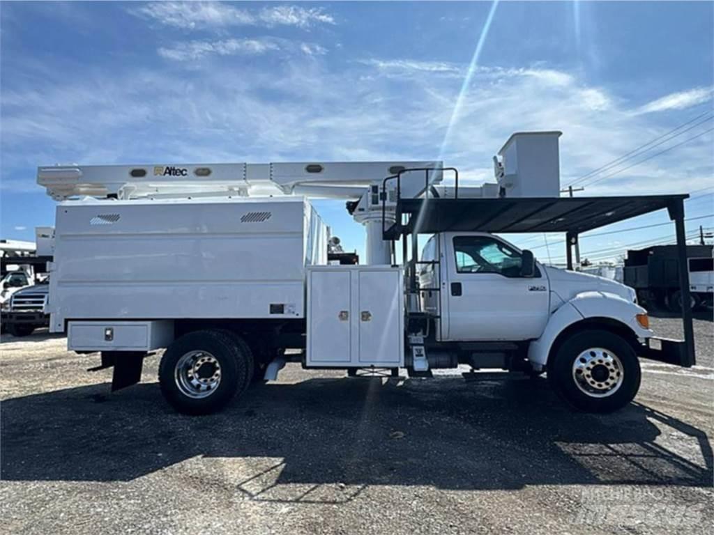 Ford F-750 卡車裝載高空作業車