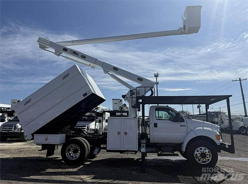Ford F-750 卡車裝載高空作業車