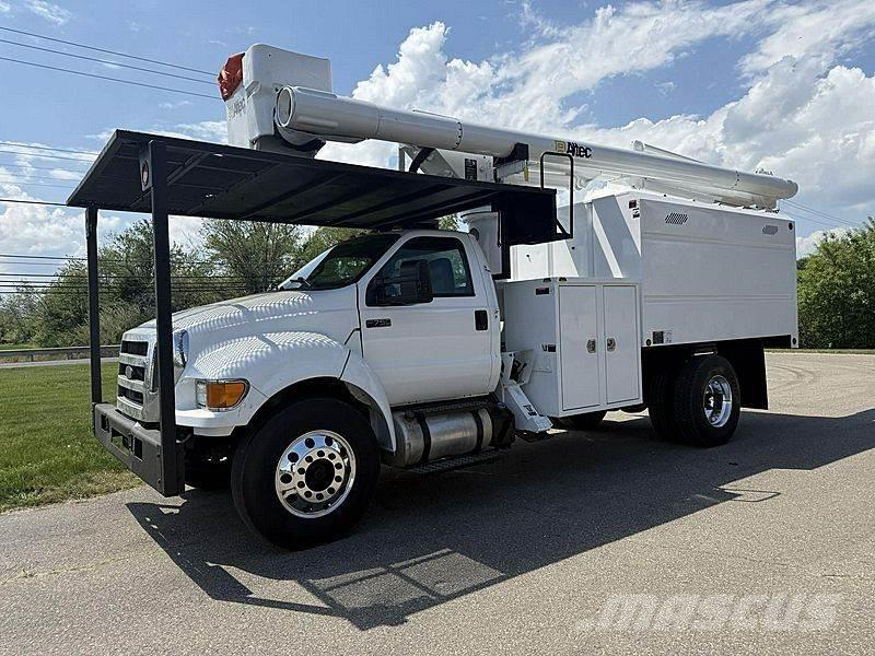 Ford F-750 卡車裝載高空作業車
