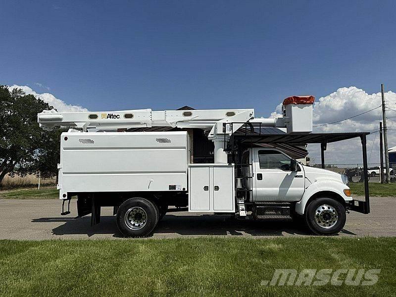 Ford F-750 卡車裝載高空作業車