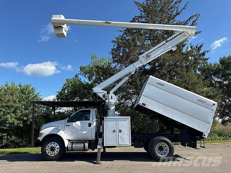 Ford F-750 卡車裝載高空作業車