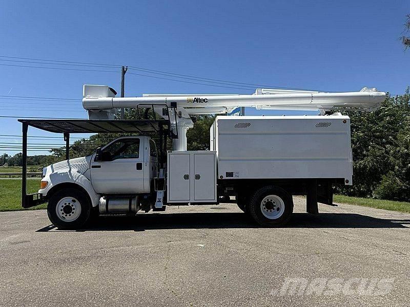 Ford F-750 卡車裝載高空作業車